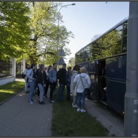 Zdjęcie przedstawia frontową elewację zabytkowego budynku Muzeum Południowego Podlasia w Białej Podlaskiej — widoczny jest portal wejściowy i wieża pałacowa, wokół zieleń i otwarta przestrzeń przed budynkiem.