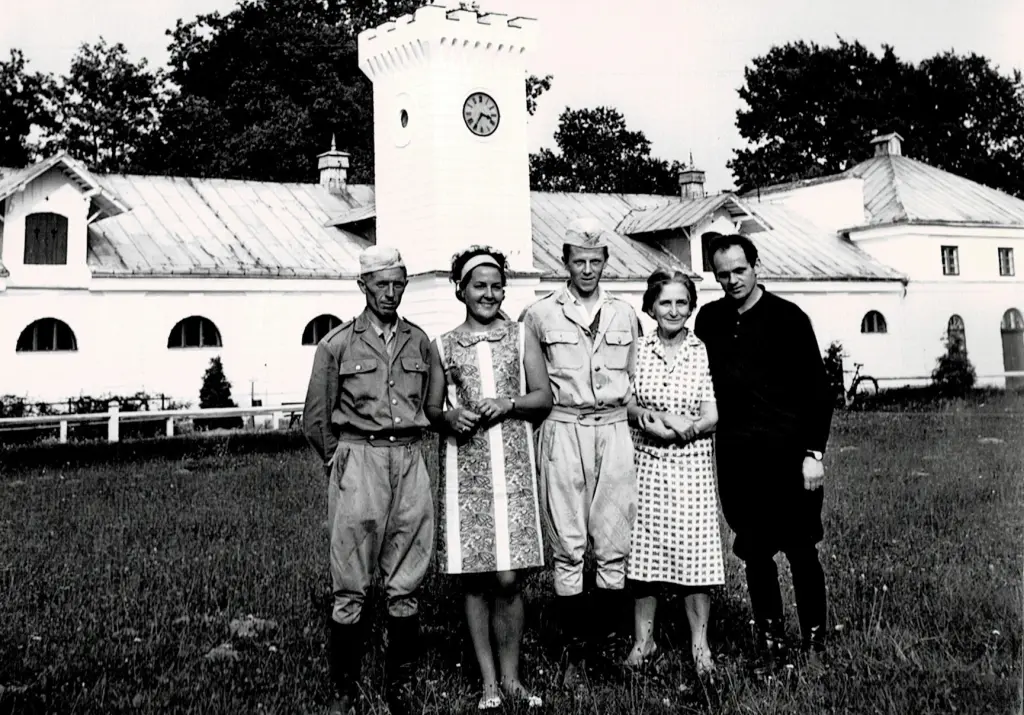 Marian Gadzalski (pierwszy z prawej) na tle stajni "Zegarowej" w Stadninie Koni w Janowie Podlaskim