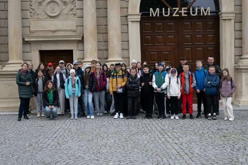 Uczestnicy wycieczki przed budynkiem glownym muzeum
