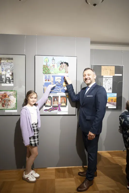 Dyrektor Muzeum wraz z lauretem konkursu prezentujący prace