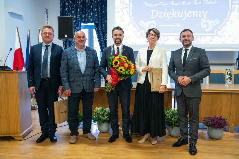 Uczestnicy uroczystości wręczenia wyróżnień stojący wspólnie do zdjęcia grupowego.