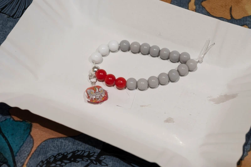 Bransoletka z czarymi, czerwonymi i białymi koralami z orłem