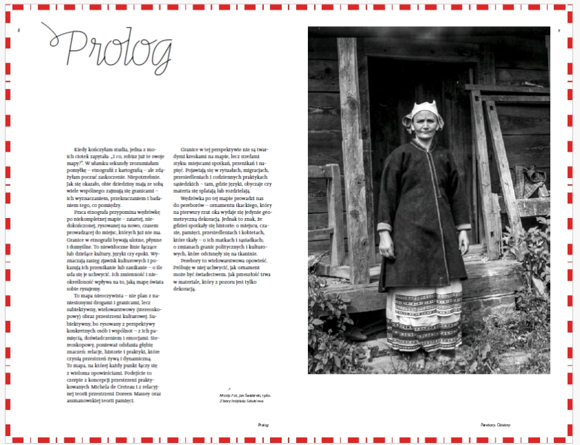 Strona książki z tekstem oraz czarno-białym zdjęciem kobiety stojącej przed drewnianym domem.