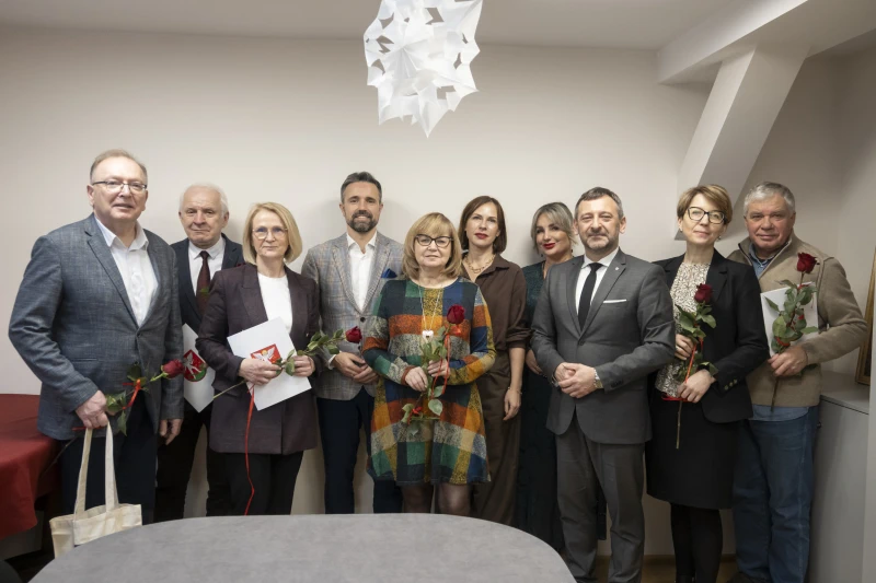 Zdjęcie grupowe na tle ściany