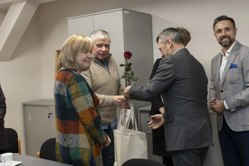 Wręczenie czerwonej róży i białej torby przez dyrektora muzeum