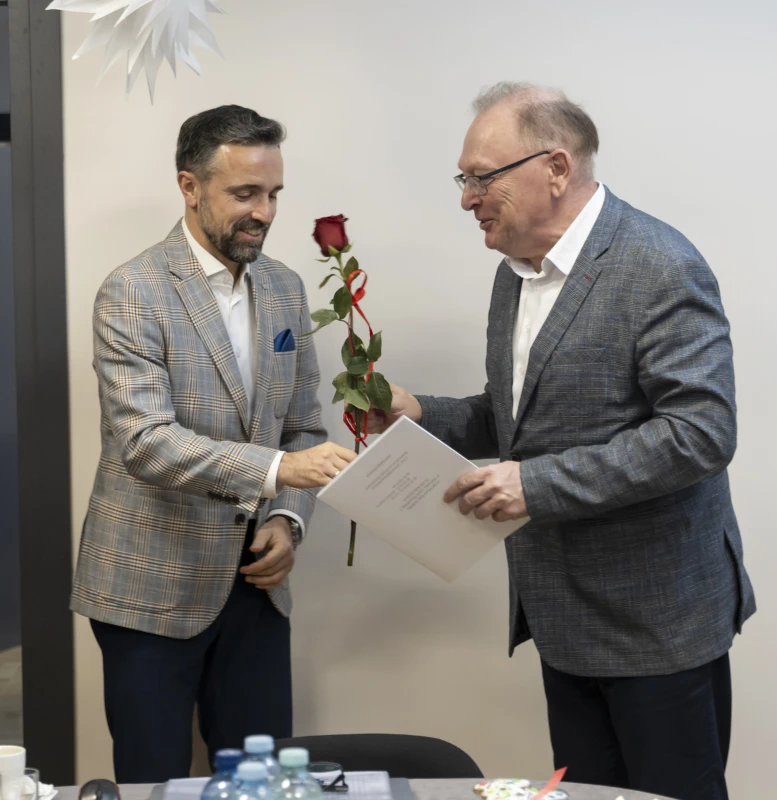 Wręczenie czerwonej róży i podziękowań