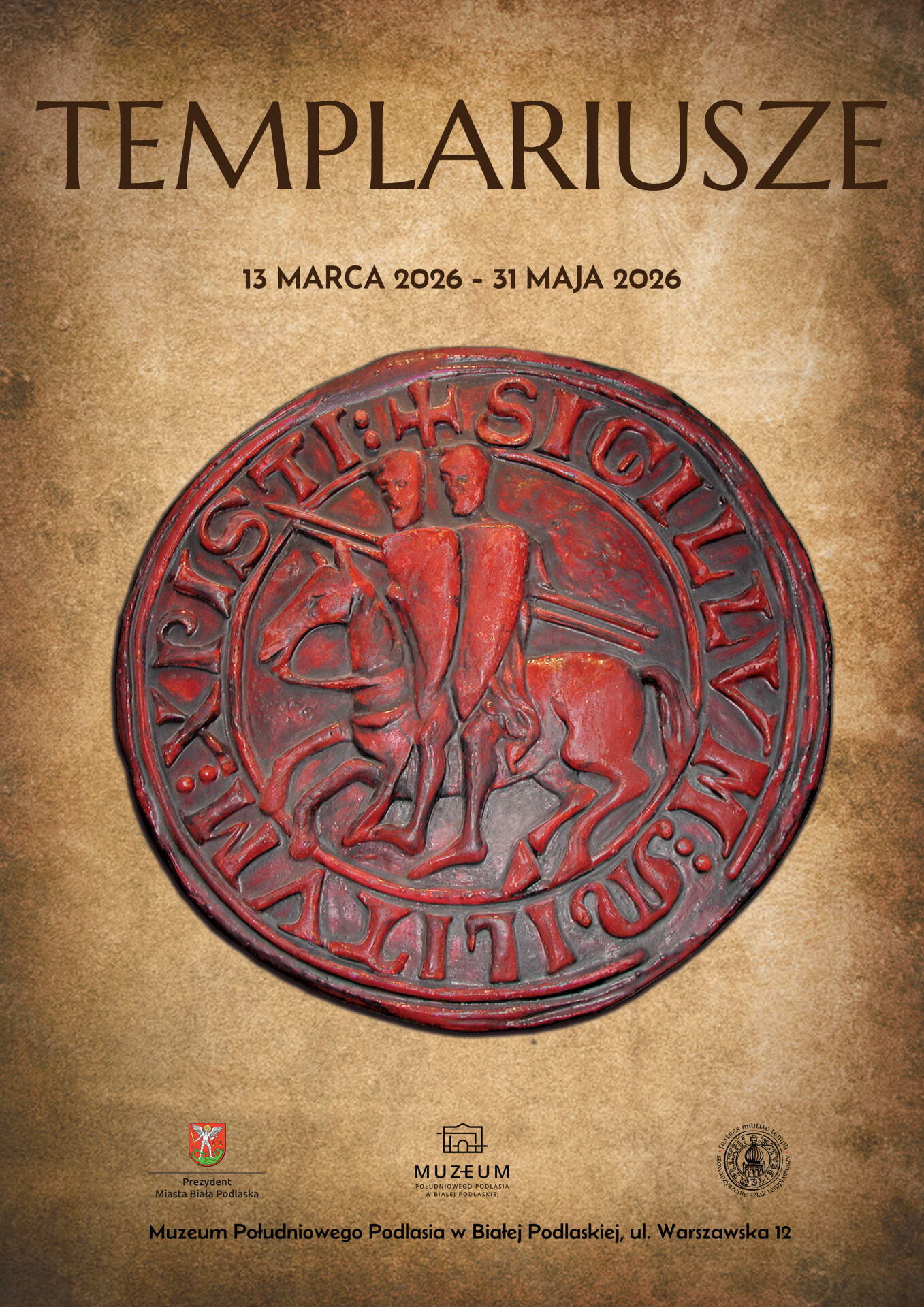 Plakat wystawy „Templariusze”. Termin: 13 marca–31 maja 2026. Centralnie czerwona pieczęć templariuszy z dwoma rycerzami na jednym koniu. Miejsce: Muzeum Południowego Podlasia w Białej Podlaskiej, ul. Warszawska 12.