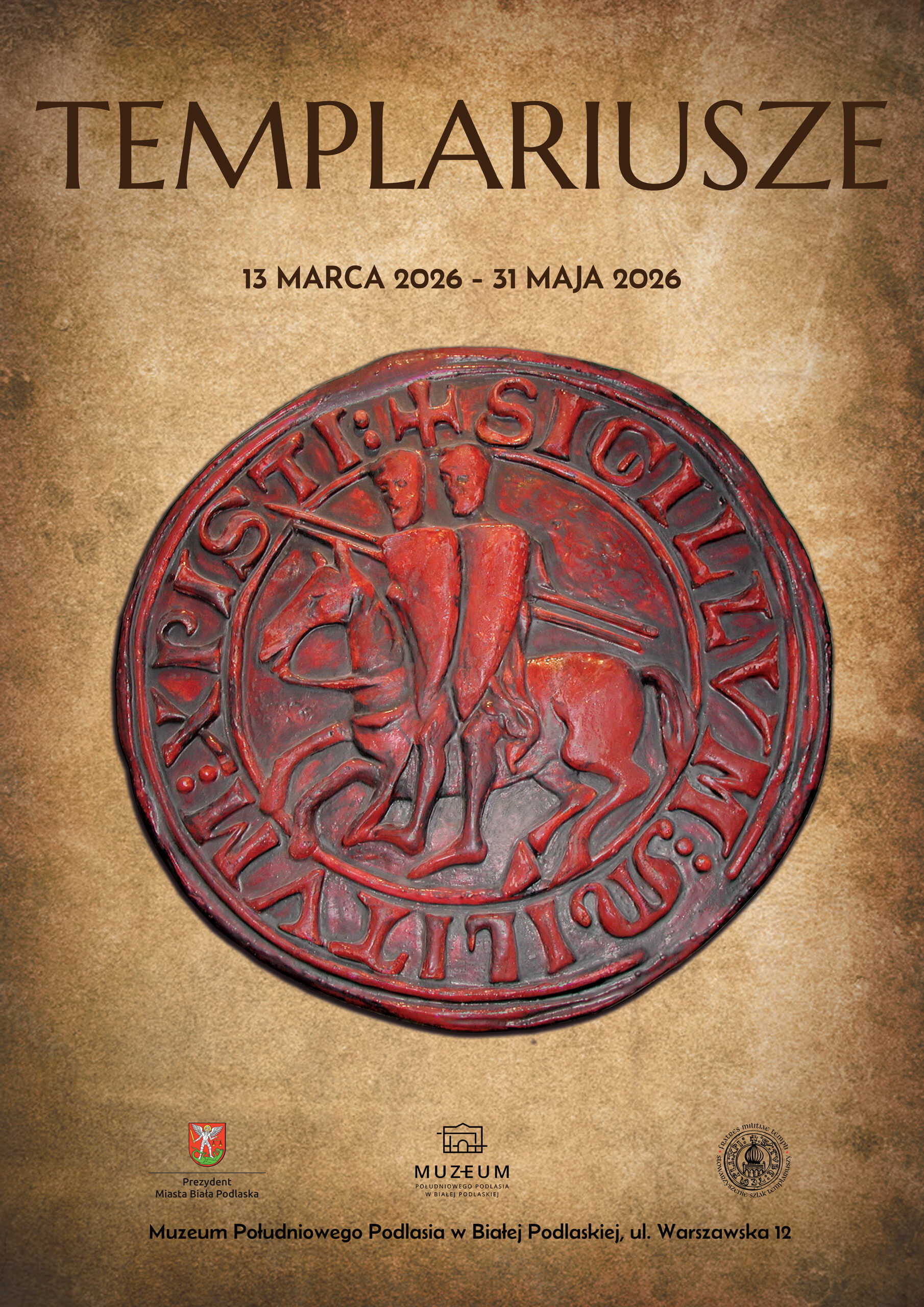 Plakat wystawy „Templariusze”. Termin: 13 marca–31 maja 2026. Centralnie czerwona pieczęć templariuszy z dwoma rycerzami na jednym koniu. Miejsce: Muzeum Południowego Podlasia w Białej Podlaskiej, ul. Warszawska 12.