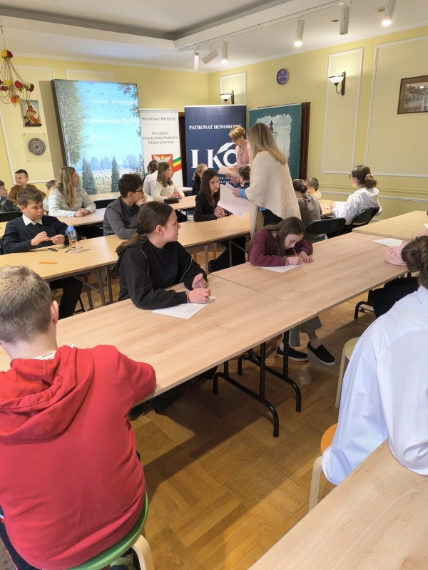 Rozdawanie arkuszy uczestnikom konkursu mój region.