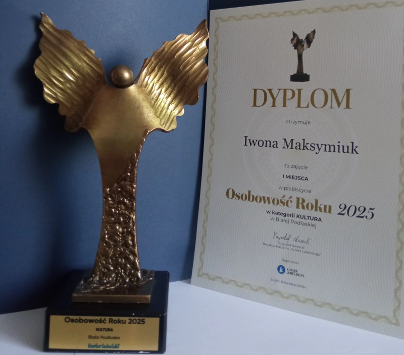 „Złota statuetka w kształcie skrzydeł oraz dyplom przyznający Iwonie Maksymiuk pierwsze miejsce w plebiscycie Osobowość Roku 2025 w kategorii kultura w Białej Podlaskiej.
