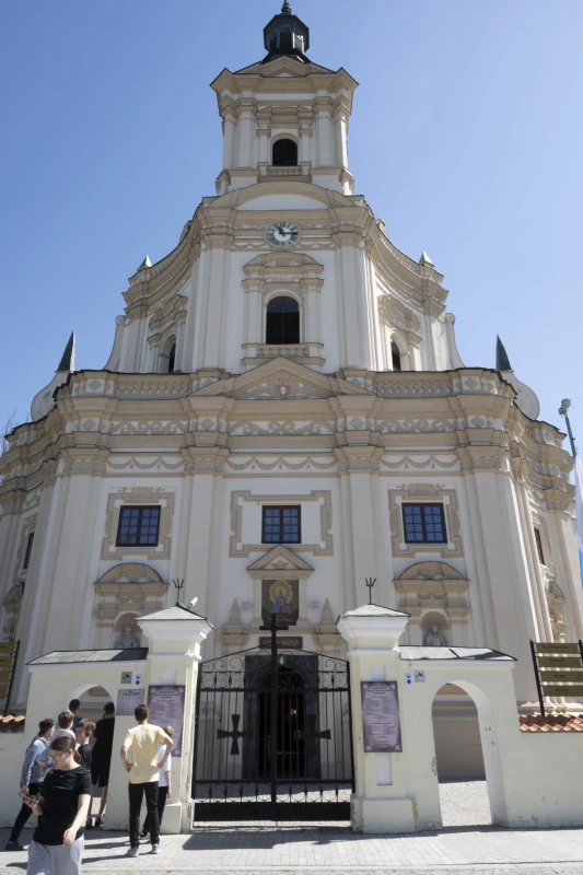 Widok na bramę wejściową i bazylikę w Kodniu