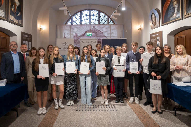 Laureaci Konkursu Historycznego „Mój Region” zdjęcie zbiorowe