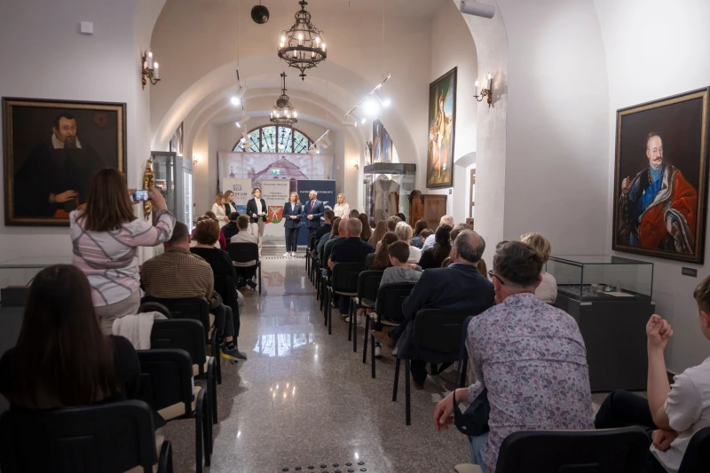 Publiczność podczas wydarzenia edukacyjnego w muzeum.