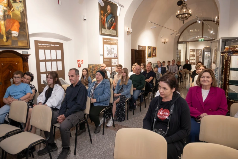 Publiczność podczas wydarzenia edukacyjnego w muzeum.