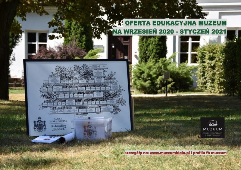 Na zdjęciu widoczna jest tablica genealogiczna rodu Radziwiłłów ustawiona na trawie przed budynkiem muzeum. Obok znajduje się przezroczyste pudełko i zwinięty plakat. W tle widać drzewa i fragment białego budynku. Na górze umieszczony jest napis: „Oferta edukacyjna muzeum na wrzesień 2020 – styczeń 2021”.